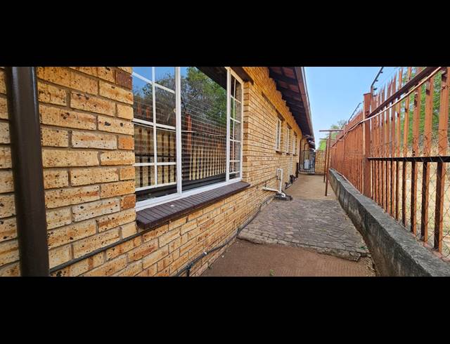 3 BEDROOM SECTIONAL TITLE FOR SALE IN SAFARI GARDENS